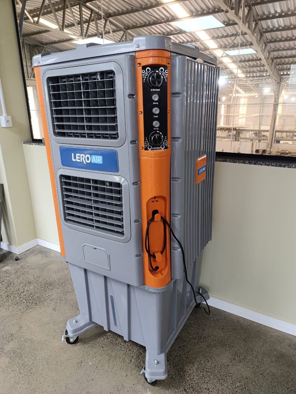Climatizador Lero Air modelo torre com painel de controle por dial